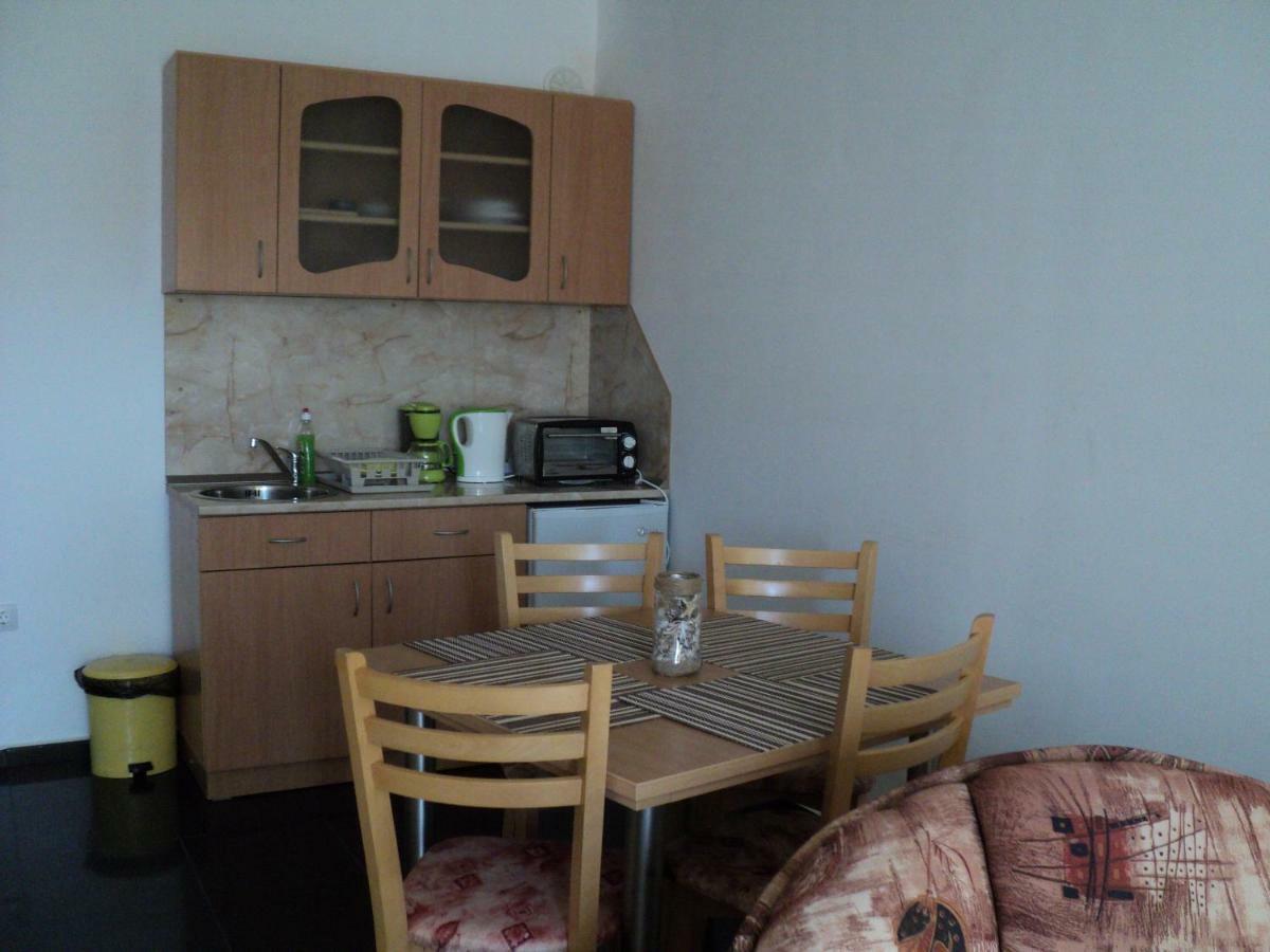 Meni Apartments And Guest Rooms Созополь Екстер'єр фото